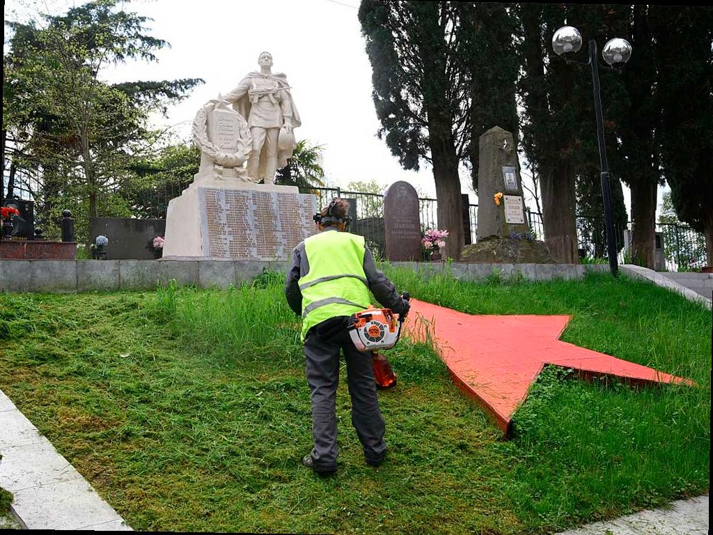 В Сочи готовят кладбища к праздникам