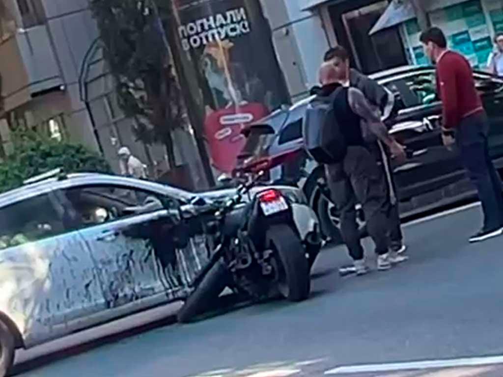 Мотоциклист столкнулся с легковушкой в центре Сочи