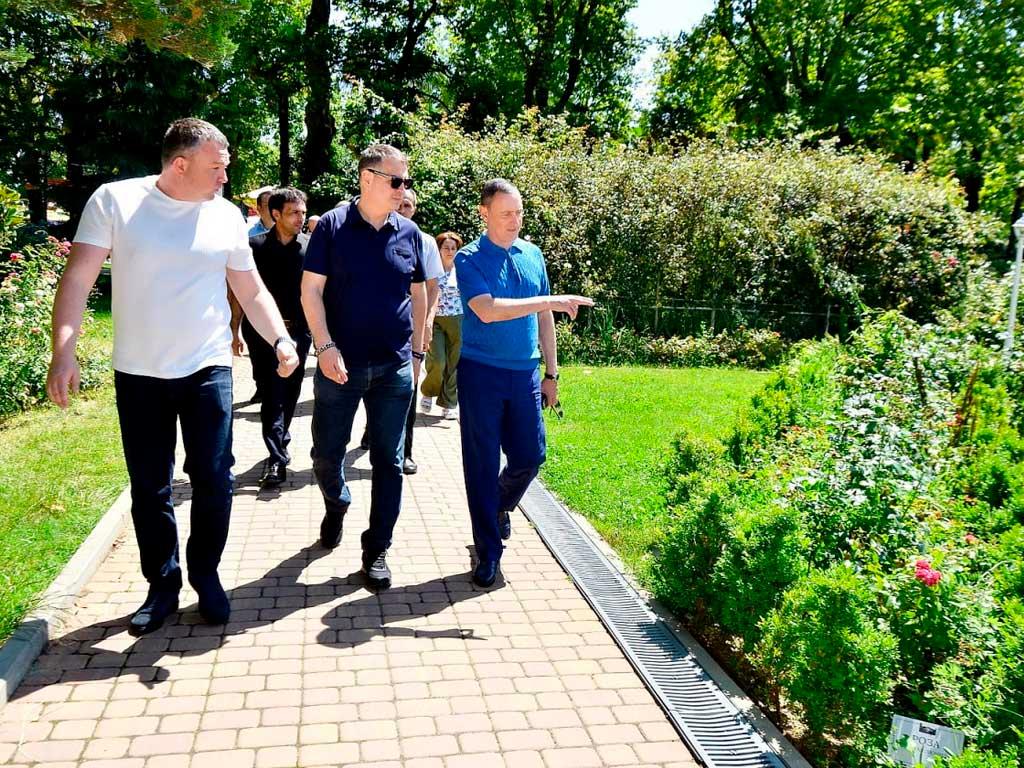 Депутат ЗСК Виктор Тепляков проверил благоустройство парка «Ривьера»