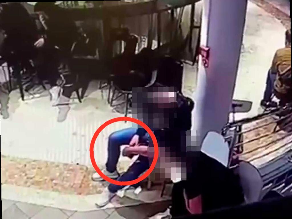 Приезжий в Сочи украл телефон и еду у спящего посетителя