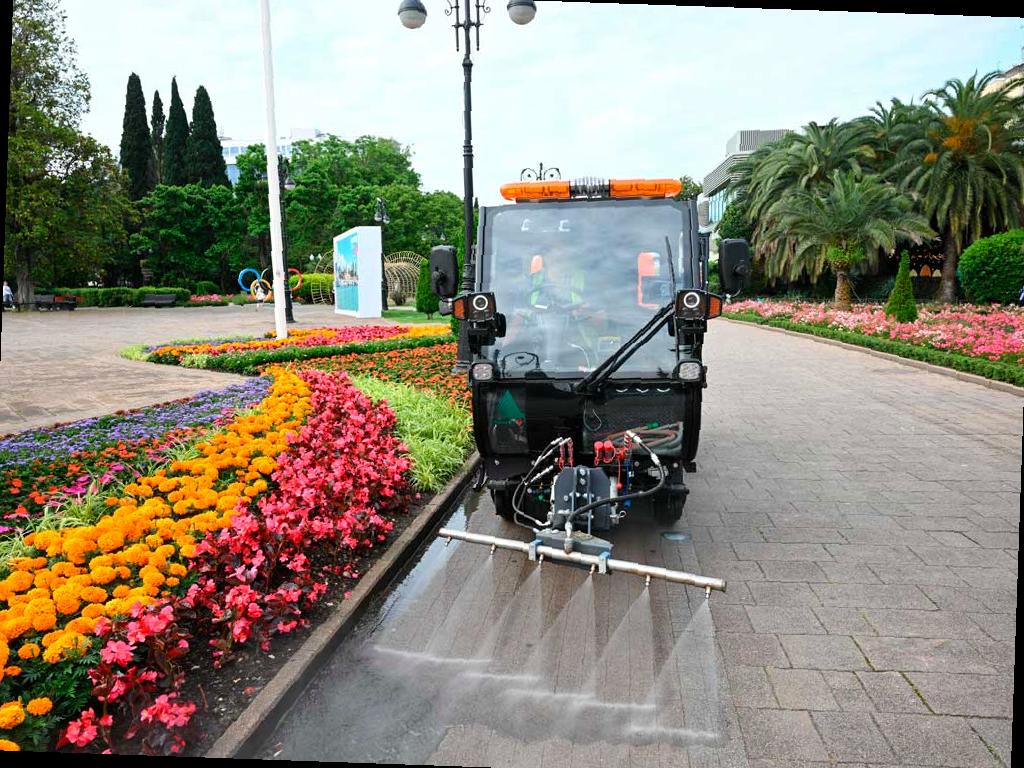 В Сочи продолжается дезинфекция улиц, пляжей и автобусов