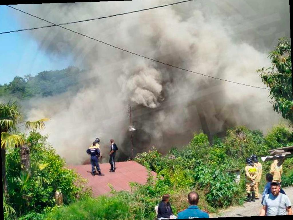 Пожарные спасли жильцов из горящего дома в Сочи