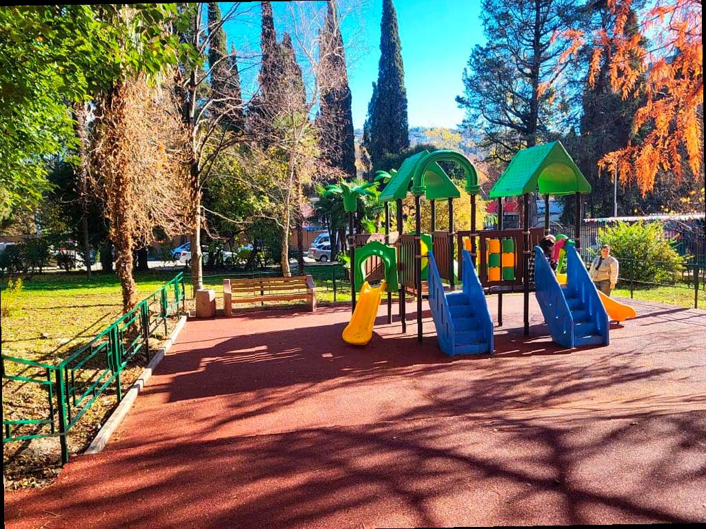 «Малые дела Большого Сочи»: в Хостинском районе улучшают детские площадки