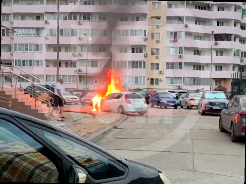 Автомобиль загорелся во дворе дома в Сочи