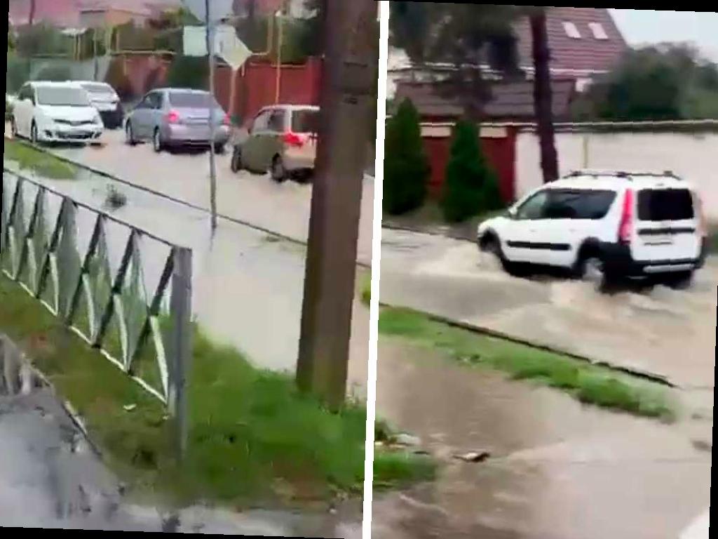 Сильный ливень затопил дорогу в селе Веселое