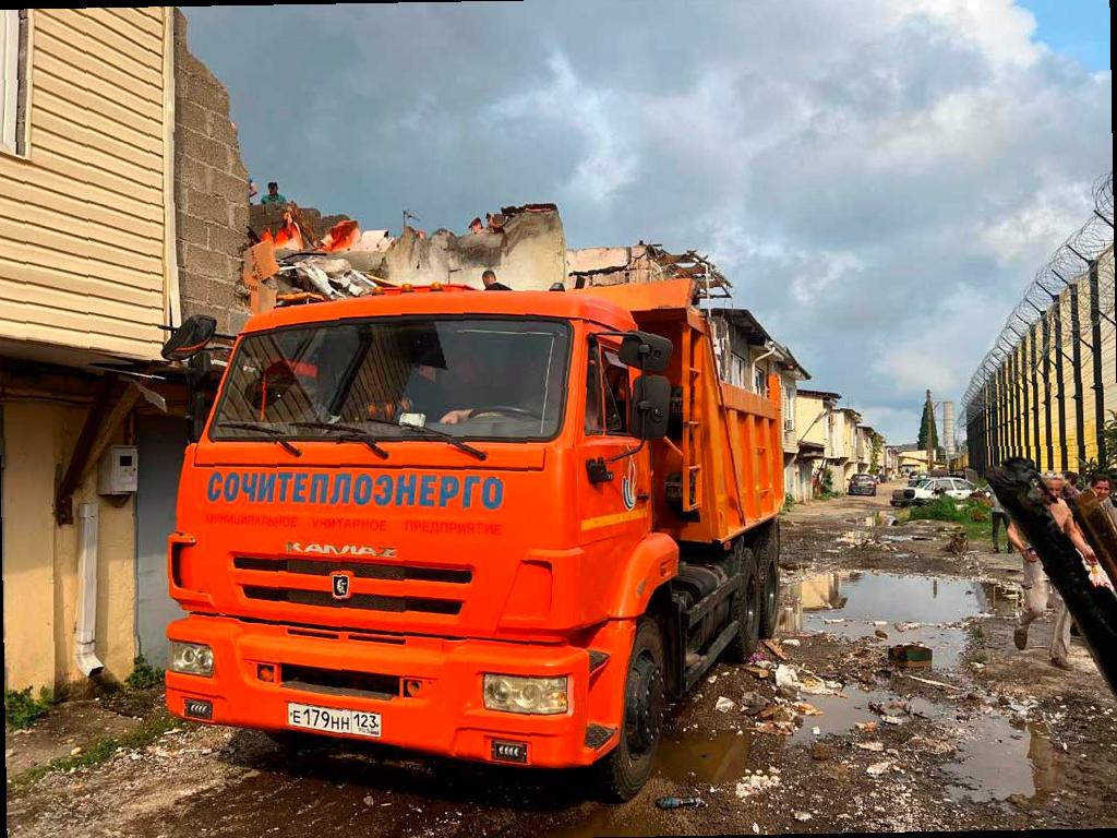 Ликвидация последствий ночной атаки дронов в Сочи