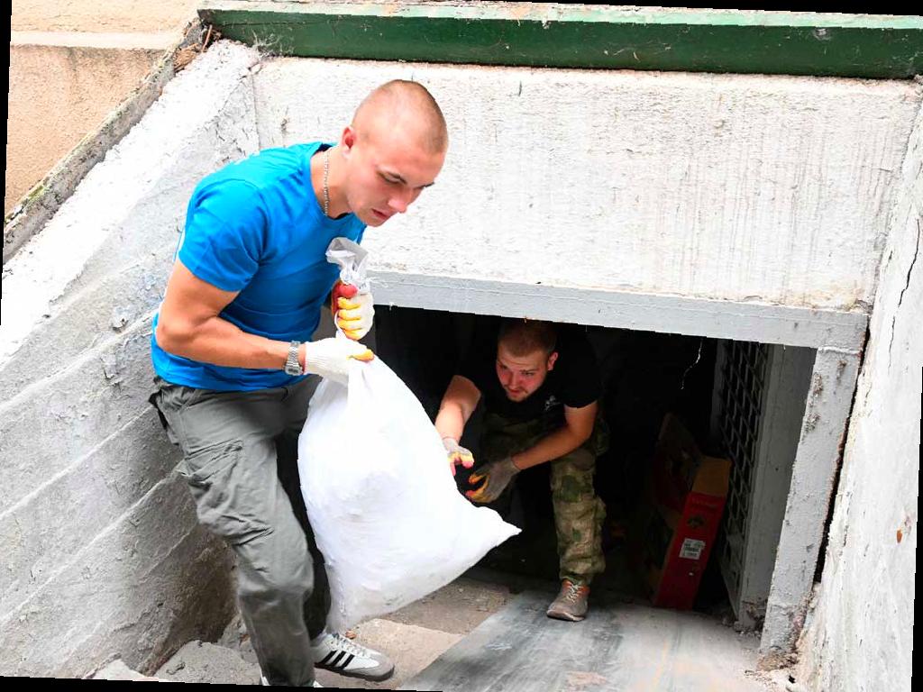 Волонтеры Победы помогают в расчистке подвалов в Сочи