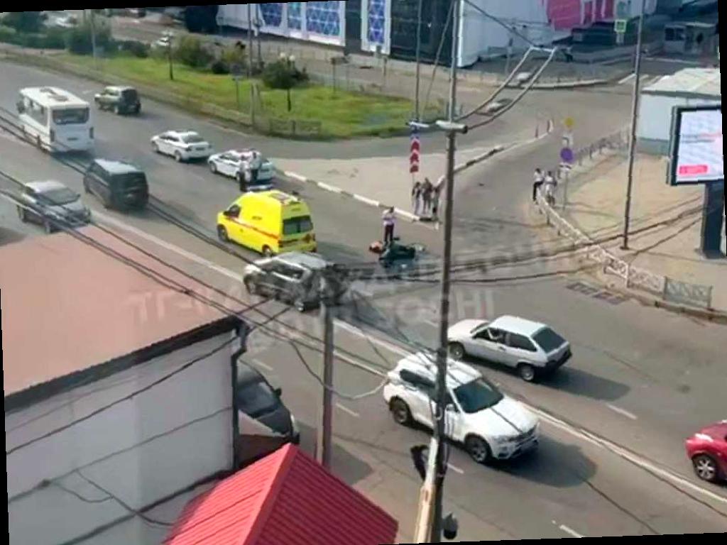 Автоледи совершила ДТП в центре Сочи, сбив мопедиста