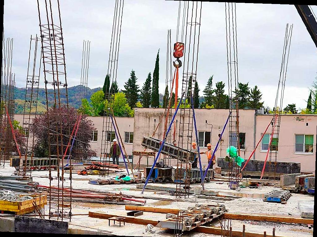 В Горном Лоо строят новую школу