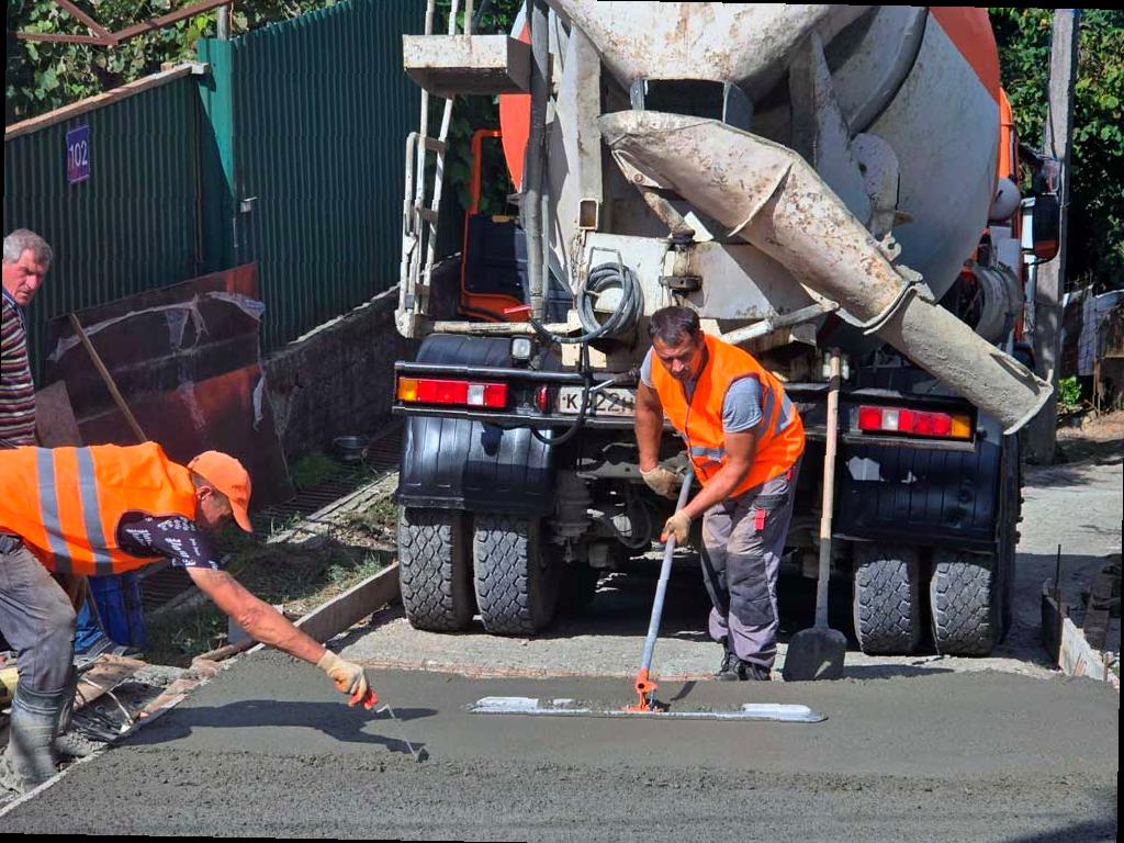 В Сочи выделено 300 млн рублей на ремонт дорог, работы идут на 77 участках