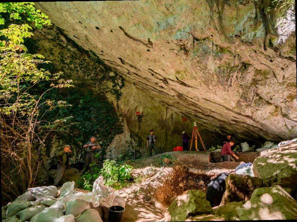 Археологические исследования грота Ахцу в Сочи