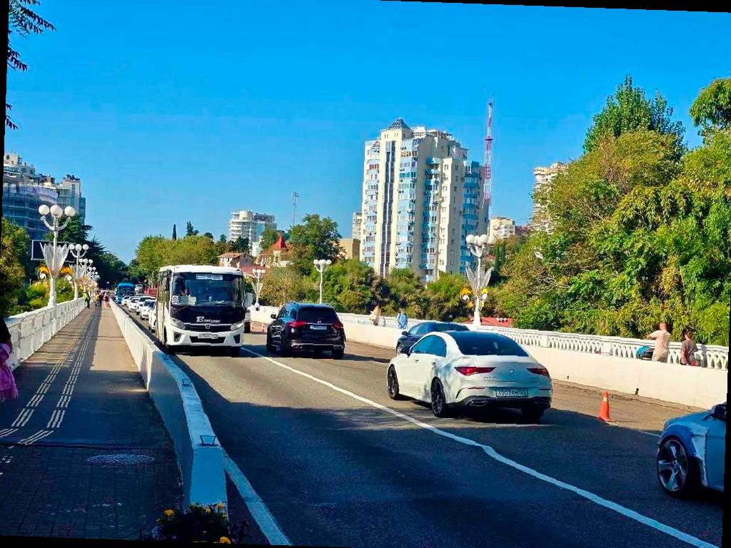 В Сочи начали менять асфальт на Верещагинском виадуке
