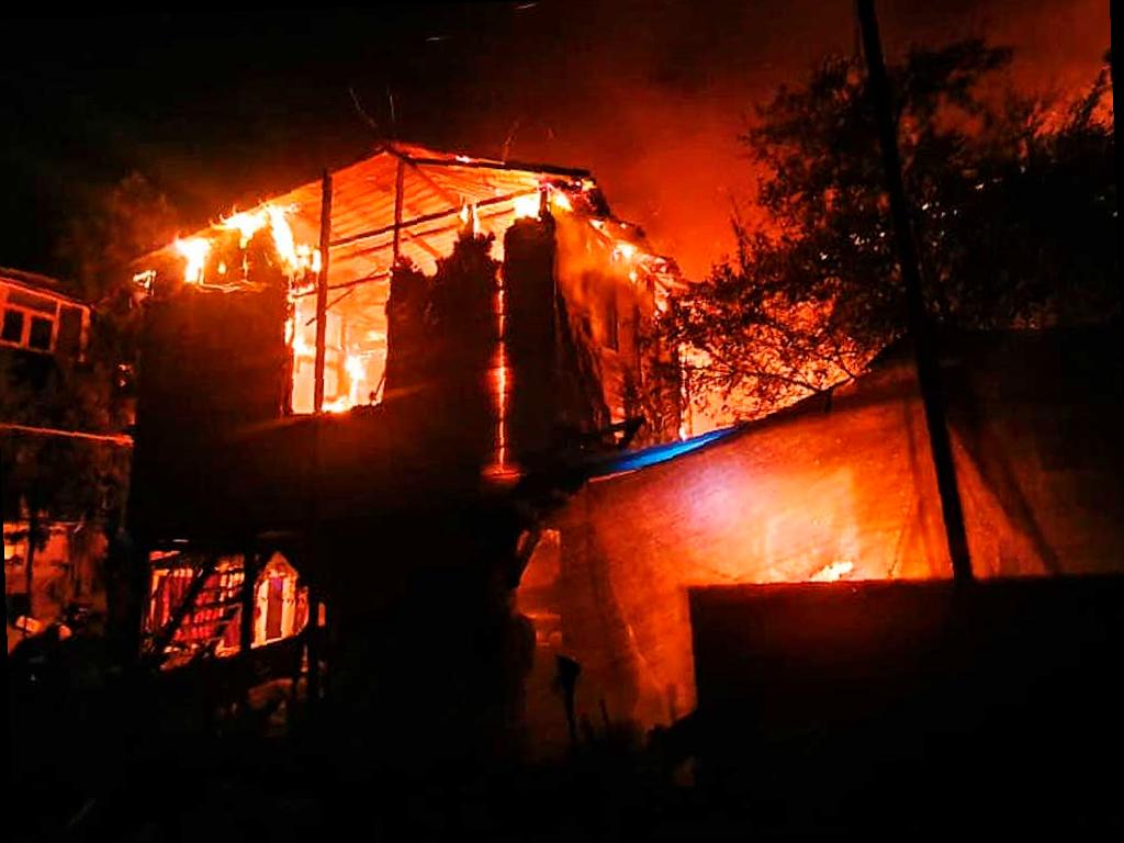 Три дома и автомобиль сгорели в пожаре в Сочи