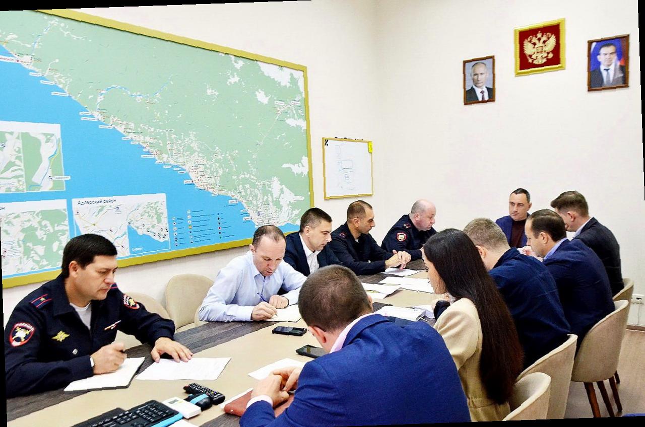 «Виктор Тепляков провел совещание по улучшению авторынка в Сочи»