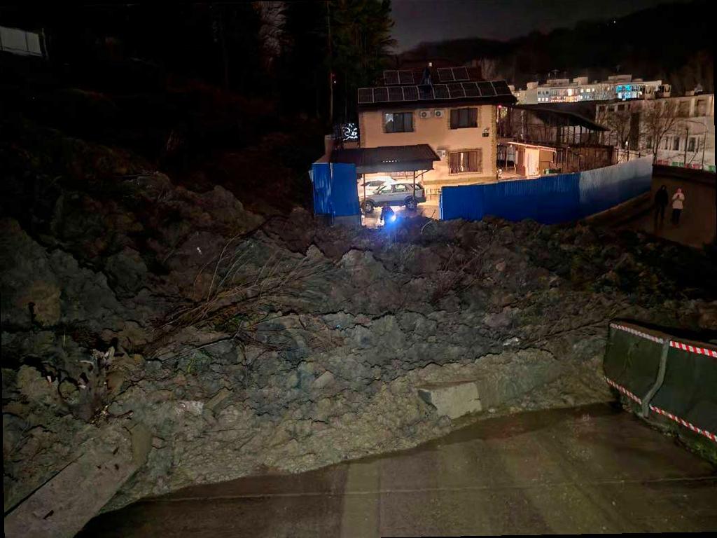 В районе Тепличной в Сочи произошел новый оползень