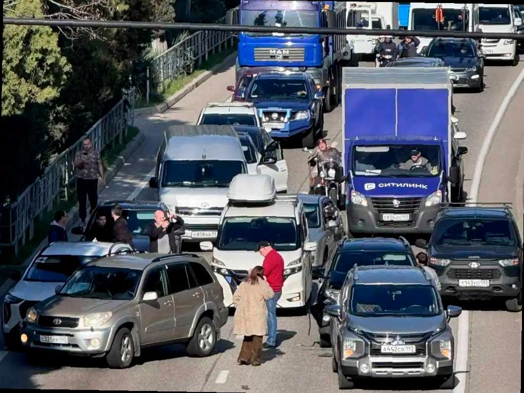 Массовое ДТП привело к пробкам в Адлере