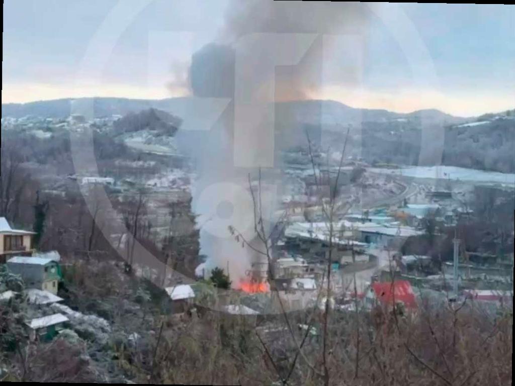 Сильный пожар в частном доме в Сочи был потушен утром