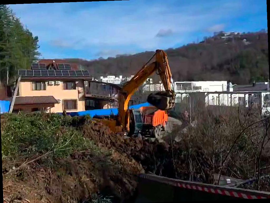 В Сочи на дороге в селе Раздольном произошел оползень
