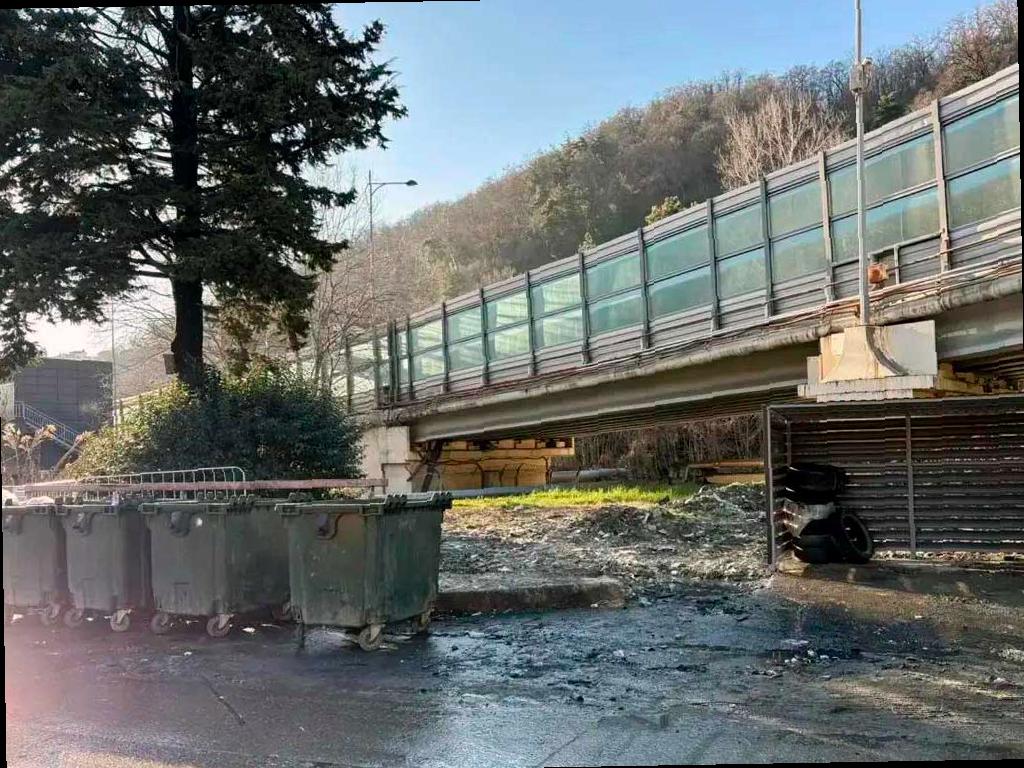 Прокуратура Центрального района г. Сочи проверила ситуацию с вывозом мусора и оказалось, что не все в порядке. Ведомство обнаружило проблемы с организацией вывоза мусора и уборкой контейнерных площадок из-за недостаточного контроля местных органов власти. После проверки прокуратура направила представления руководителю администрации района, что привело к благоустройству более 10 контейнерных площадок и уборке прилегающих территорий. Прокуратура продолжает следить за ситуацией с обращением с твердыми коммунальными отходами в районе. На фото: Прокуратура Краснодарского края.