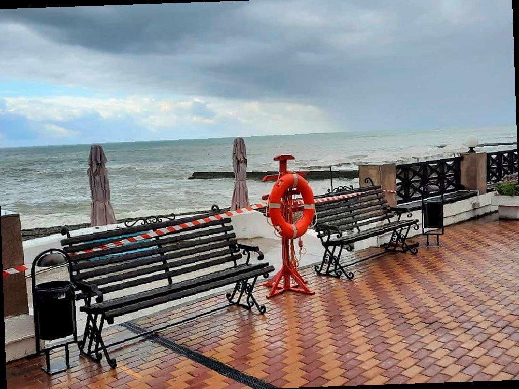 В Сочи усилится волнение моря, в горах лавиноопасно