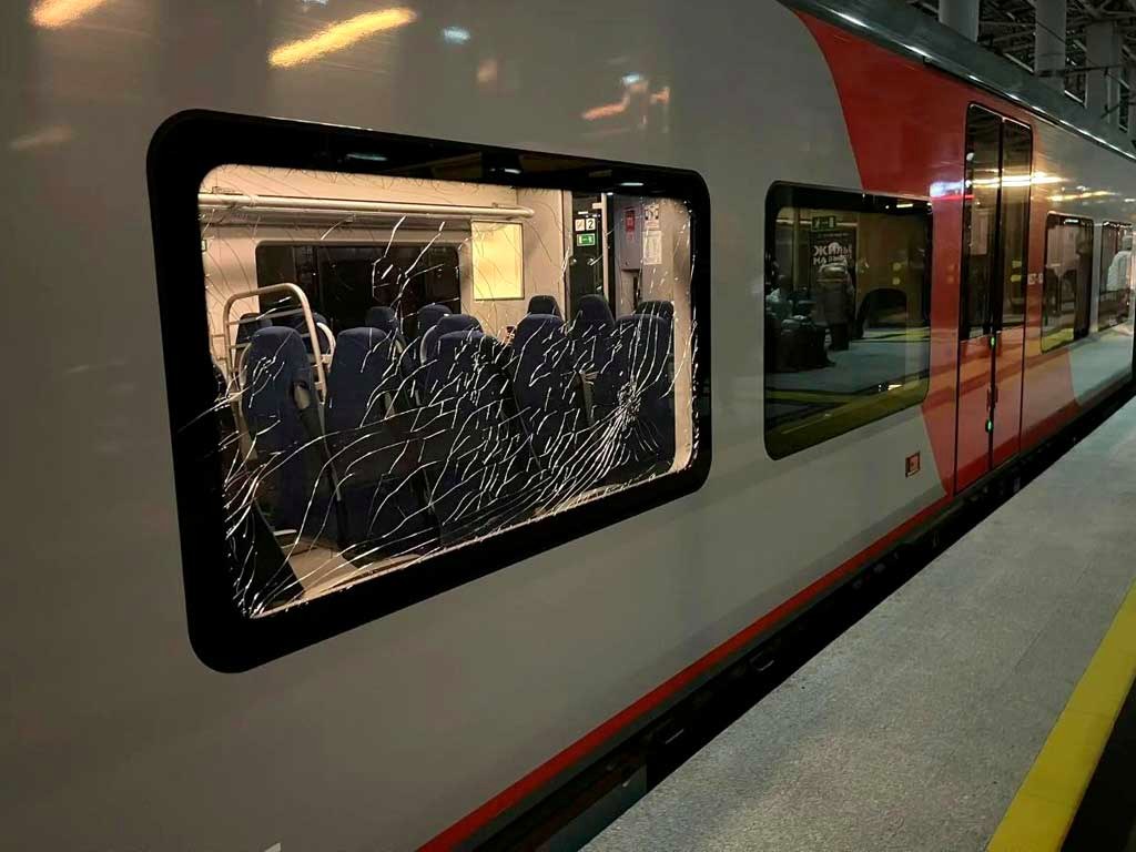 В Сочи школьник камнями повредил стекла двух поездов «Ласточка»