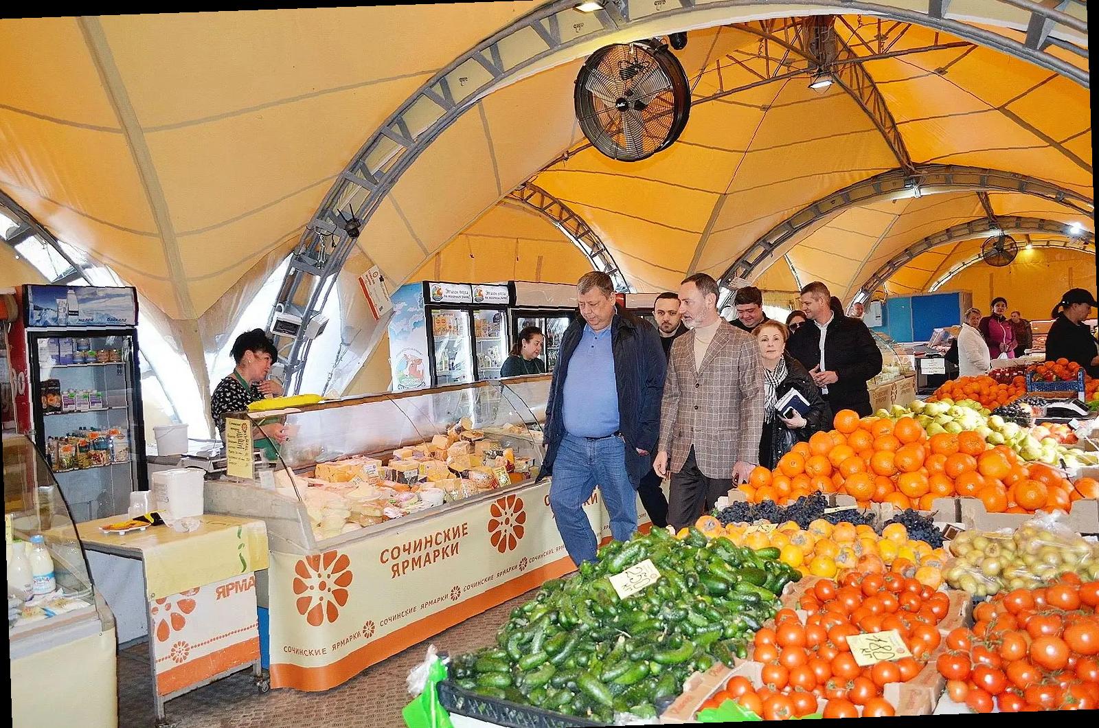 «Виктор Тепляков проверил работу мунициональной ярмарки в Центральном районе Сочи»