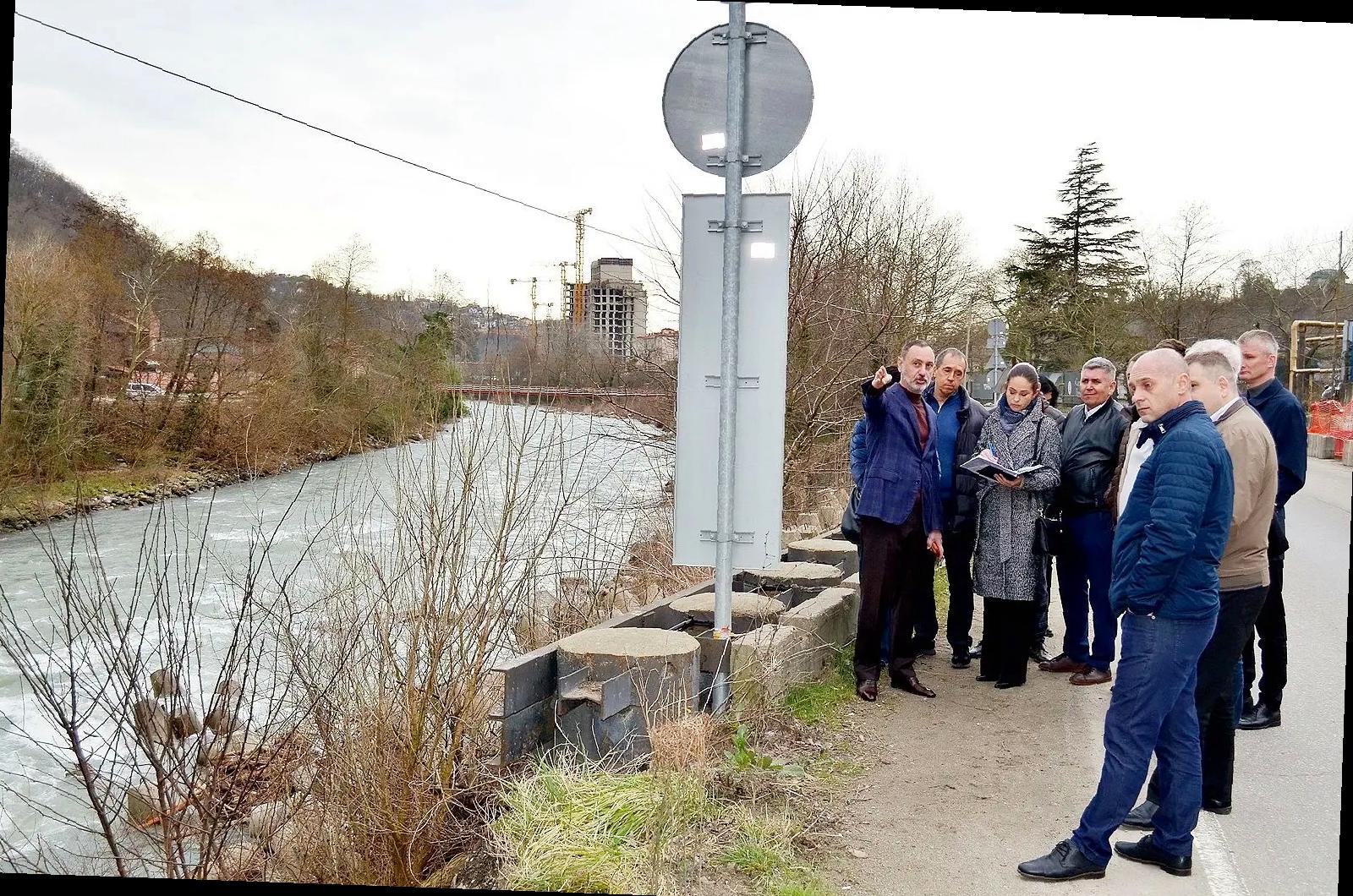 «Виктор Тепляков осмотрел оползень на улице Краснодонская в Сочи»