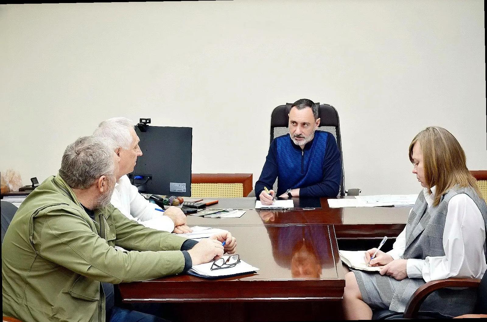 «Виктор Тепляков обсудил работу приюта для животных в Сочи»