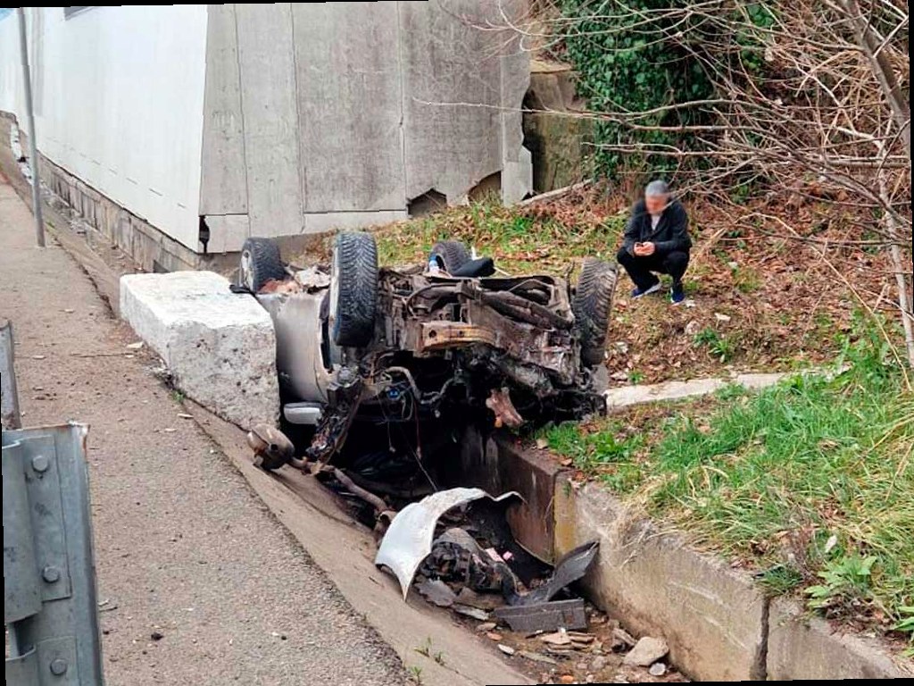 На трассе в Сочи автомобиль улетел в ливневку, водителя доставали спас