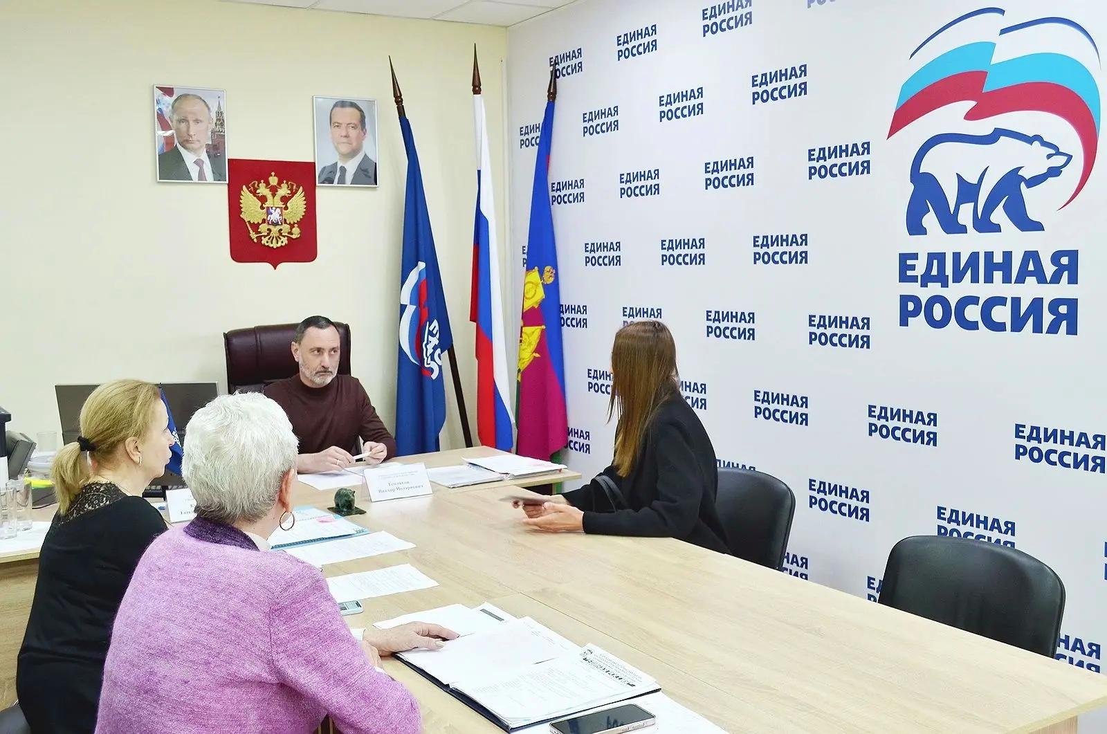 «Виктор Тепляков помогает гражданам в приемной «Единой России»»