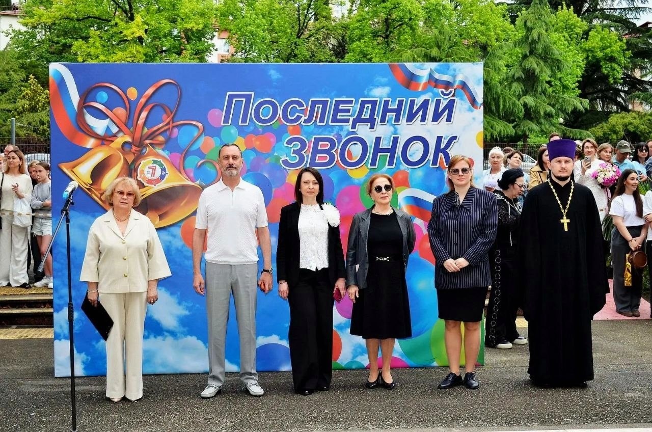 Депутат ЗСК Виктор Тепляков на последнем звонке в школе №7 Сочи