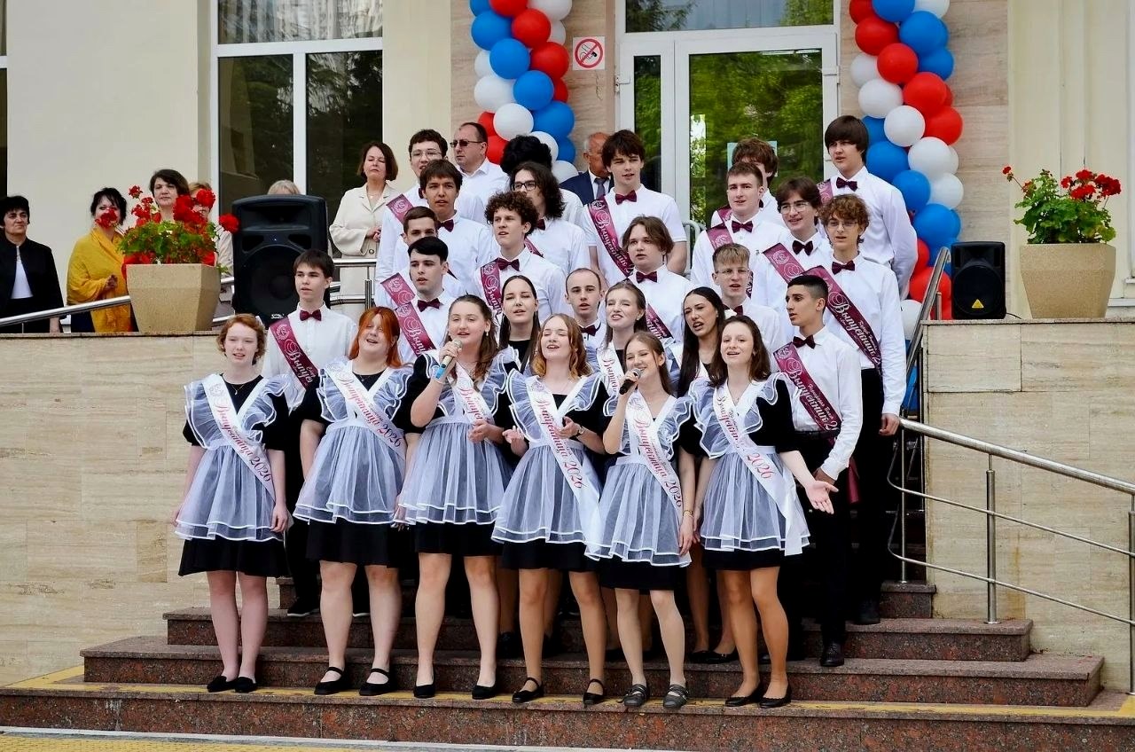 Депутат ЗСК Виктор Тепляков на последнем звонке в школе №7 Сочи