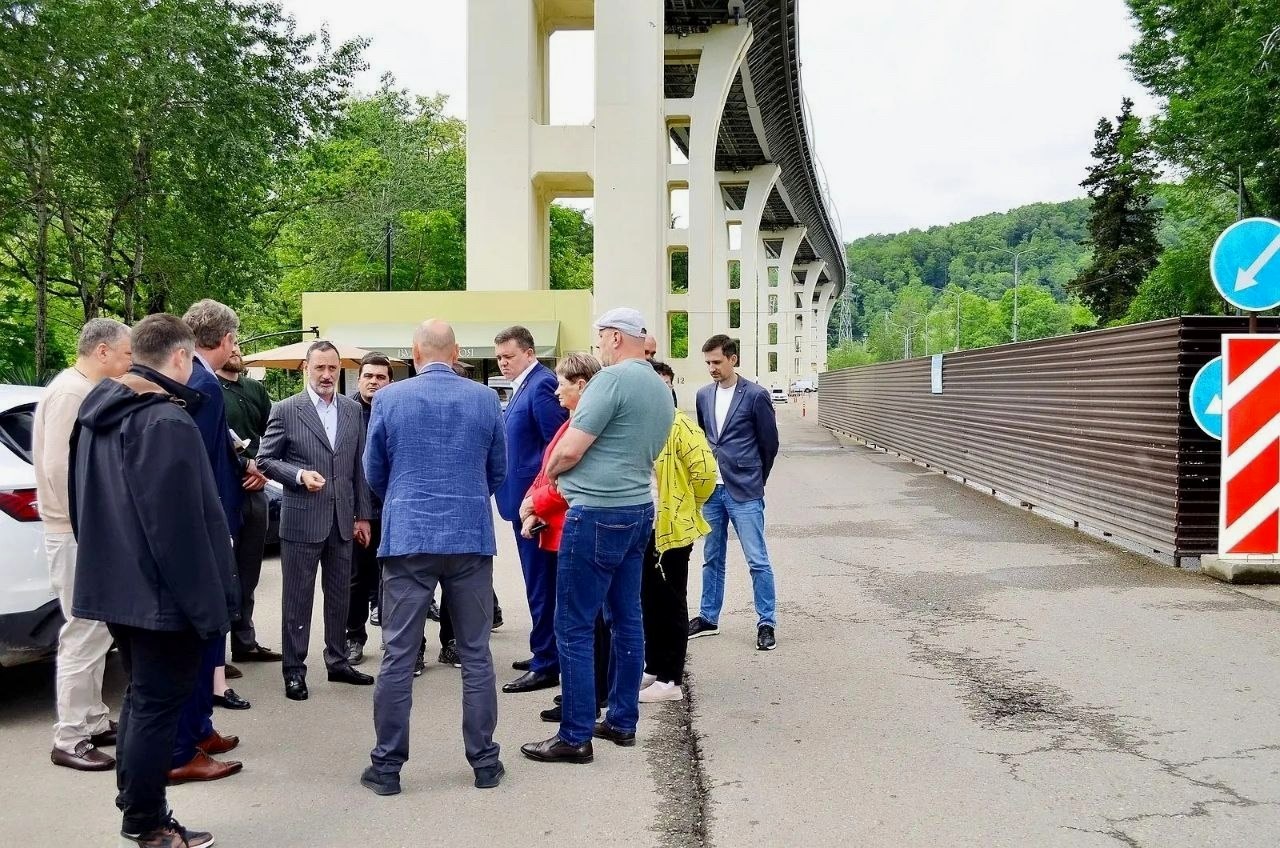 Депутат ЗСК Виктор Тепляков осмотрел сквер на Мацесте в Сочи