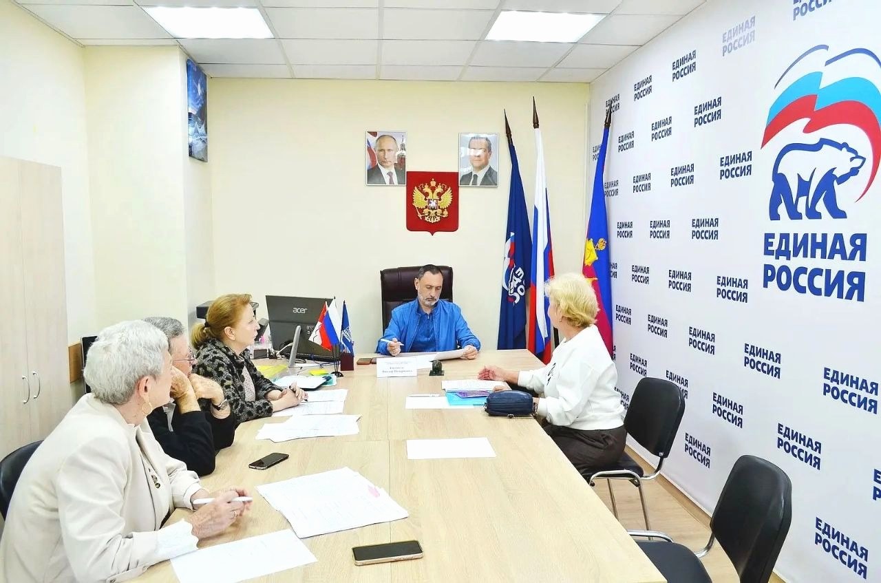 Депутат ЗСК Виктор Тепляков встретился с жителями Сочи в приёмной ЕР