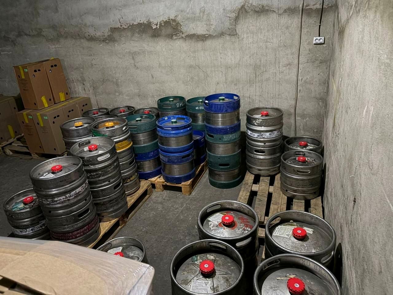 В Сочи обнаружен склад нелегального алкоголя: изъято более 6 тонн пива и сидра