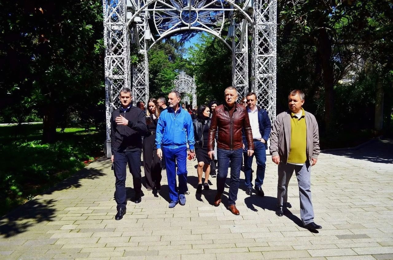 Виктор Тепляков проверил готовность набережной Сочи к курортному сезону