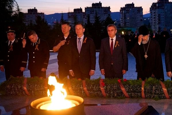 Глава Сочи Андрей Прошунин возложил цветы к Вечному огню в День памяти