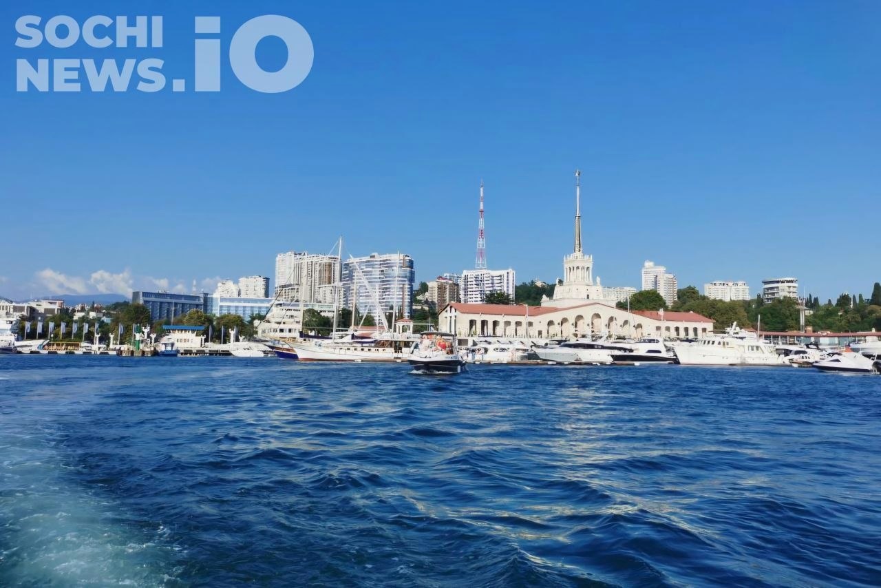Температура Черного моря у побережья Сочи снизилась до +26 градусов, но это не означает завершение курортного сезона, отмечают специалисты.
