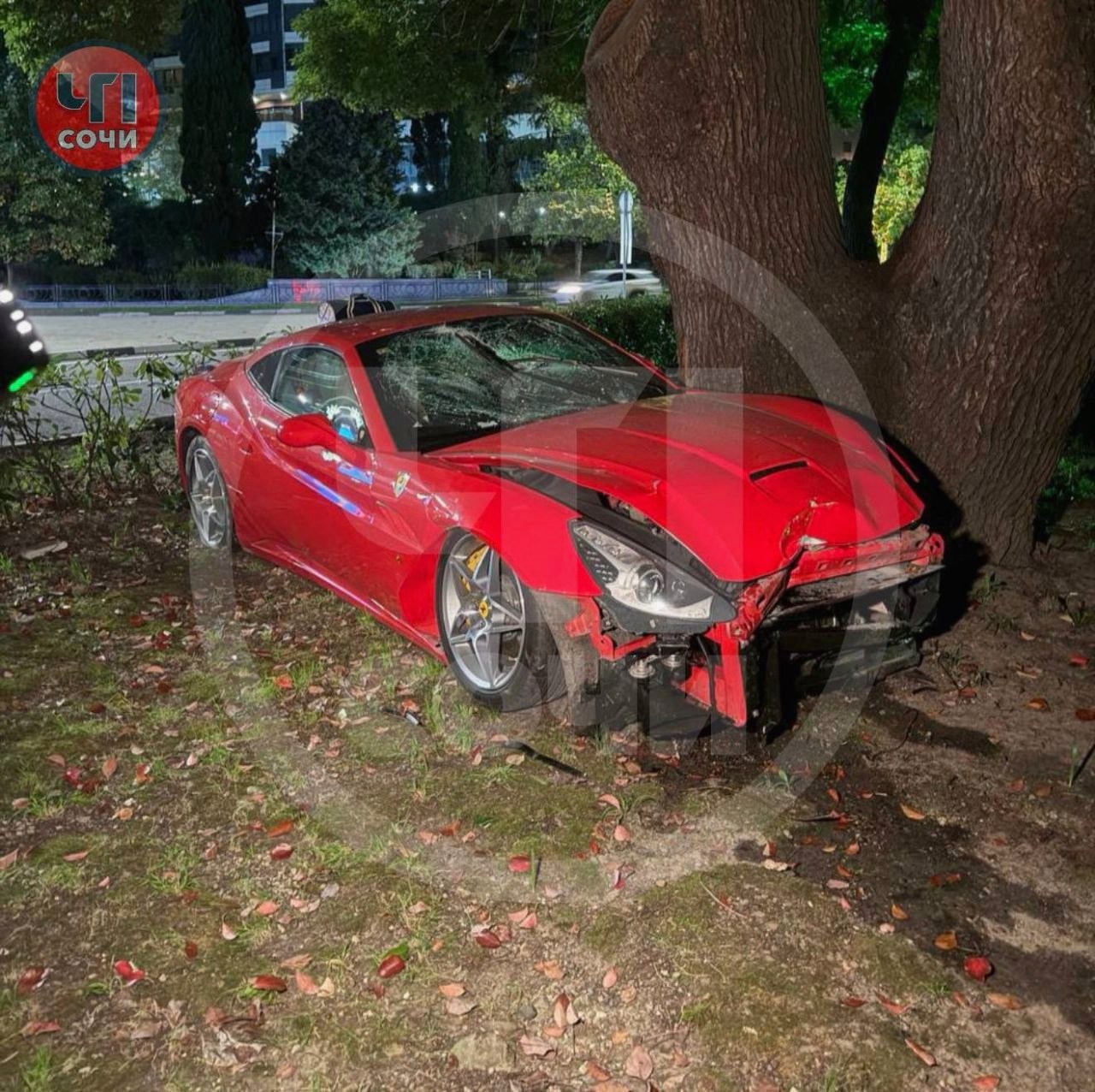 Авария спорткара Ferrari California в центре Сочи