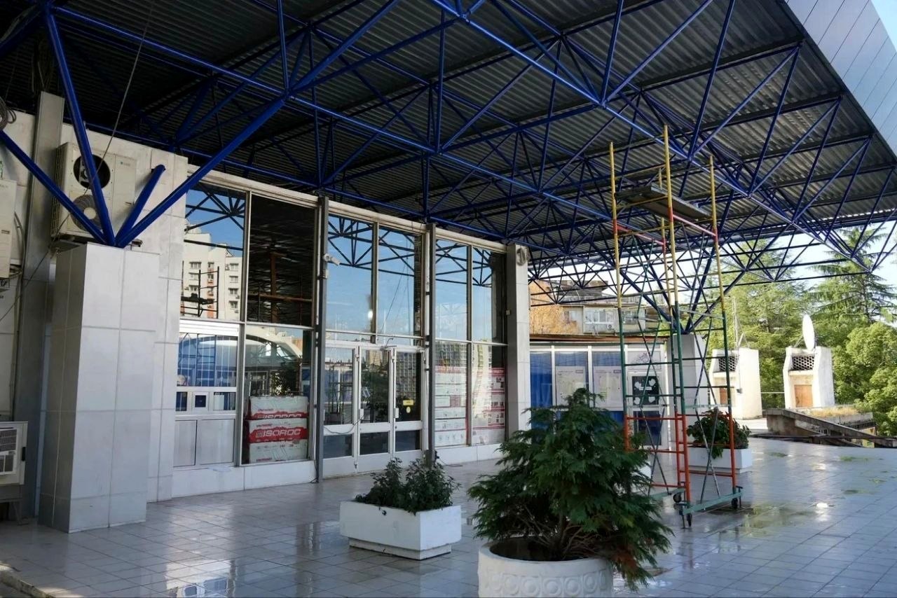 Обновление кровли в центре культуры и кино «Сочи» продолжается при открытых кинозалах